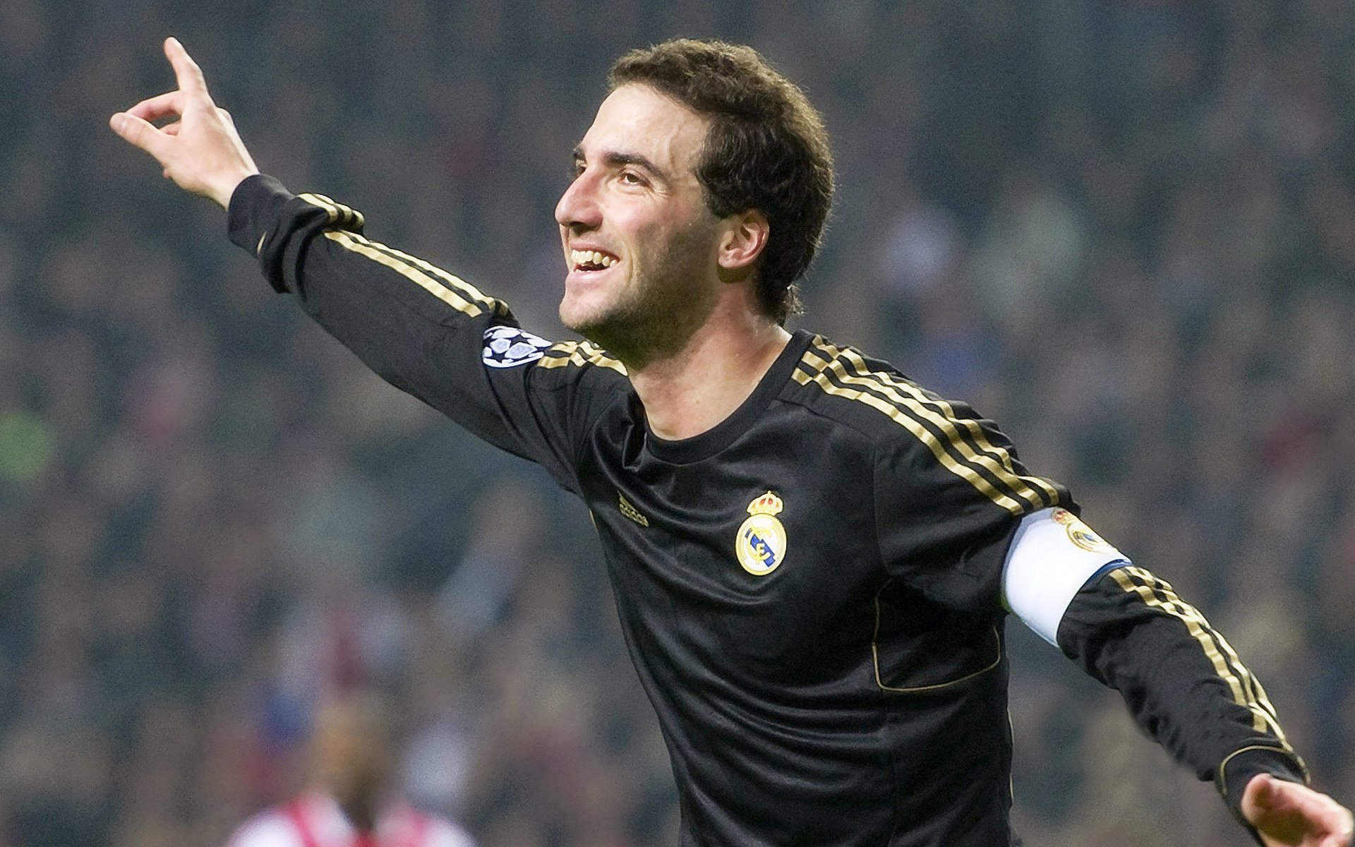 卡普尔展现出高水平的球场意识和全能技巧，成为袋鼠队核心，卡普尔ms